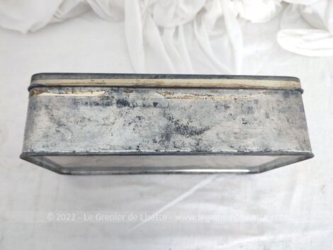 Voici une ancienne boite en métal de 21.5 x 11.5 x 6.5 cm pour les Petits Sablés Pur Beurre Kurruska - à Hasparren, au Pays Basque. Originale et vintage !