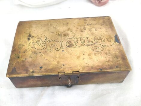 Voici une ancienne boite en laiton faite à la main avec la gravure sur le dessus de "Marie Poulou". Pièce unique.