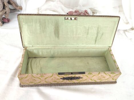Voici une très ancienne boite habillée de tissus, galon avec en décoration un écusson cartonné représentant une scène galante du XVII° cerné de galon.