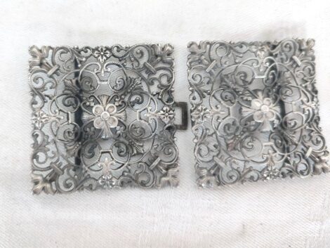 En métal, voici une boucle de ceinture de 9 cm de long vraiment vintage formée par deux carrés ciselés avec jour et reliefs. Pour une système de fermeture original !