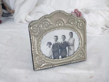 Fait main, voici un petit cadre en bois aux décors en alu ouvragés avec une ancienne photo de famille. Pièce unique.