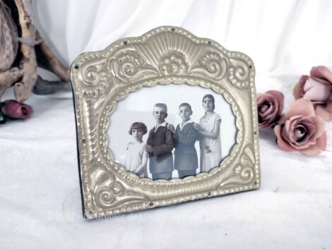 Fait main, voici un petit cadre en bois aux décors en alu ouvragés avec une ancienne photo de famille. Pièce unique.