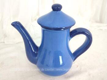 Voici une cafetière et son sucrier assorti en céramique de couleur Bleu de France estampillée 
