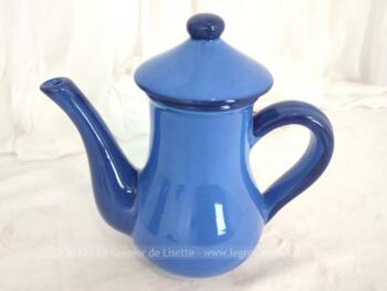 Voici une cafetière et son sucrier assorti en céramique de couleur Bleu de France estampillée "Les Grottes Dieulefit". Du vintage des années 60/70.