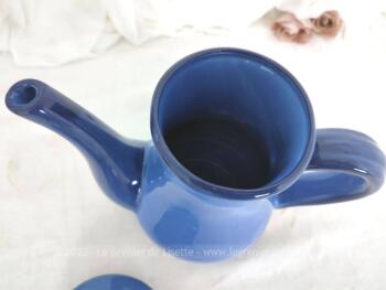 Voici une cafetière et son sucrier assorti en céramique de couleur Bleu de France estampillée 