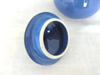 Voici une cafetière et son sucrier assorti en céramique de couleur Bleu de France estampillée 