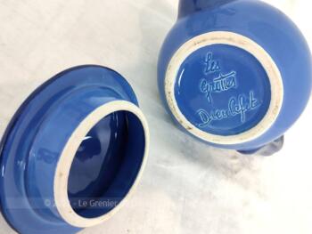 Voici une cafetière et son sucrier assorti en céramique de couleur Bleu de France estampillée 