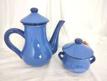 Voici une cafetière et son sucrier assorti en céramique de couleur Bleu de France estampillée 