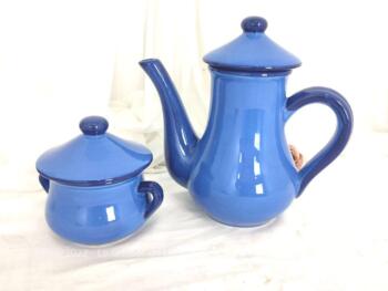 Voici une cafetière et son sucrier assorti en céramique de couleur Bleu de France estampillée 