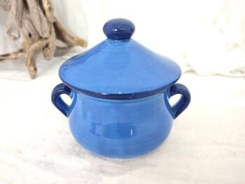 Voici une cafetière et son sucrier assorti en céramique de couleur Bleu de France estampillée 