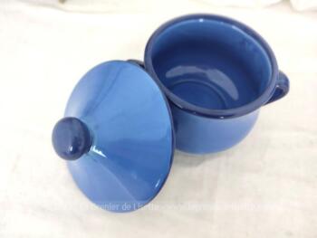 Voici une cafetière et son sucrier assorti en céramique de couleur Bleu de France estampillée 