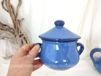 Voici une cafetière et son sucrier assorti en céramique de couleur Bleu de France estampillée 