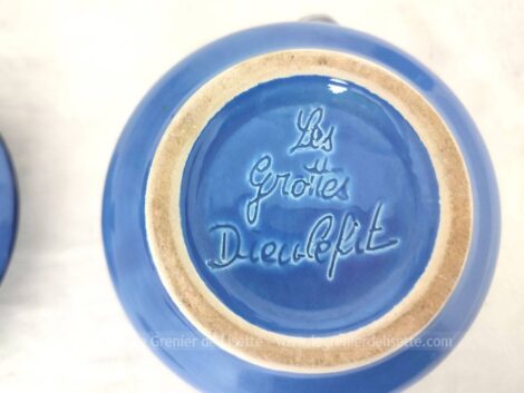 Voici une cafetière et son sucrier assorti en céramique de couleur Bleu de France estampillée "Les Grottes Dieulefit". Du vintage des années 60/70.