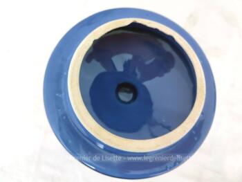 Voici une cafetière et son sucrier assorti en céramique de couleur Bleu de France estampillée 