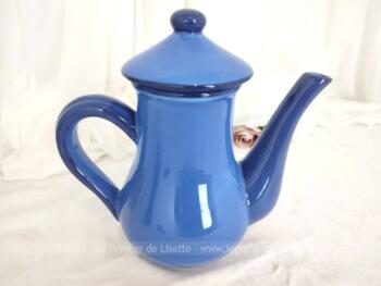 Voici une cafetière et son sucrier assorti en céramique de couleur Bleu de France estampillée 