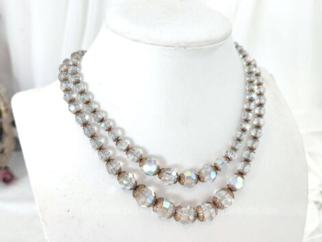 Superbe collier double rangs perles de verre irisées de tailles croissantes décorées avant et après de coupelles ciselées dorées. Effet vintage assuré !