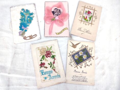 Cinq anciennes cartes postales datées de 1916 à 1930 toutes avec une originalité, broderies, relief ou décor en tissus. Superbes !