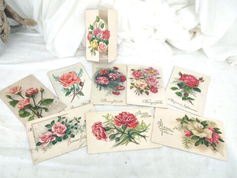 Neuf anciennes cartes postales de fleurs surtout roses et oeillets avec les mentions Bonnes Fêtes datant du début XX°.