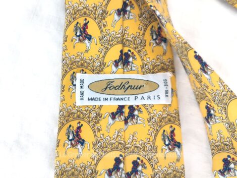 De la marque Jodhpur, voici une superbe cravate vintage, 100% soie, fait main décorée de cavaliers à cheval. Original... et aussi bien pour hommes que femmes .