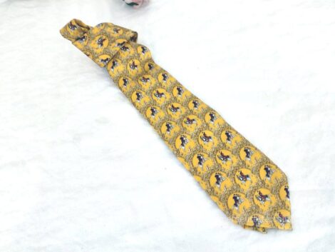 De la marque Jodhpur, voici une superbe cravate vintage, 100% soie, fait main décorée de cavaliers à cheval. Original... et aussi bien pour hommes que femmes .