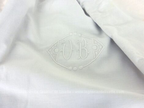 Voici un ancien grand drap en coton de qualité de 23 x 320 cm brodé des monogrammes OB plus 10 cm de bordure en vagues . Pièce unique.
