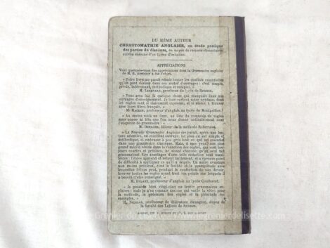 Avec plus de 135 ans, voici un livre daté de 1887 au titre de " Nouvelle Grammaire Anglaise et précédée d'un traité de Prononciation" par Emile Arnoulin.