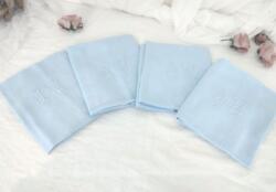 Voici quatre anciennes serviettes damassé teintées en bleu pastel et brodées des monogrammes JM. Pieces uniques .