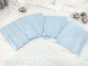 Voici quatre anciennes serviettes damassé teintées en bleu pastel et brodées des monogrammes JM. Pieces uniques .