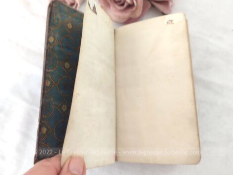 Portant le nom de "Missel Quotidien pour Enfants", voici un ancien missel avec couverture en cuir et tranche dorée 1938 de 650 pages .