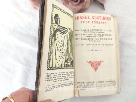 Portant le nom de "Missel Quotidien pour Enfants", voici un ancien missel avec couverture en cuir et tranche dorée 1938 de 650 pages .