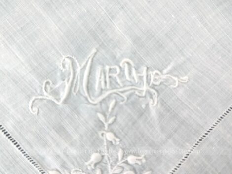 Voici un ancien mouchoir de mariée avec sa bordure en dentelle, jours et la broderie du prénom Marthe dans un angle.
