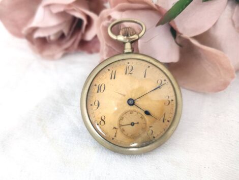 Ancienne montre gousset en laiton pour déco avec à l'intérieur l'estampille EB et une gravure. A restaurer ou à exposer comme un bel objet de décoration.