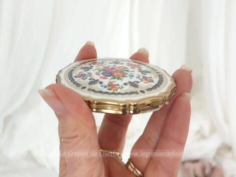 Voici un poudrier vintage de la marque "Stratton Made in England" avec un décor en bakélite imitation porcelaine avec son miroir.