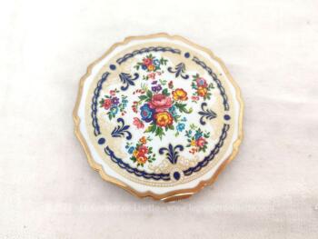 Voici un poudrier vintage de la marque "Stratton Made in England" avec un décor en bakélite imitation porcelaine avec son miroir.