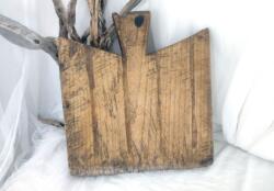 Que de charme dans cette ancienne planche à découper en bois très épais, billot de boucher de 2.6 kg sur 25 x 32 x 3 cm.