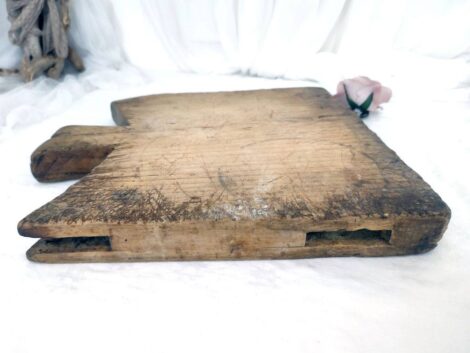 Que de charme dans cette ancienne planche à découper en bois très épais, billot de boucher de 2.6 kg sur 25 x 32 x 3 cm.