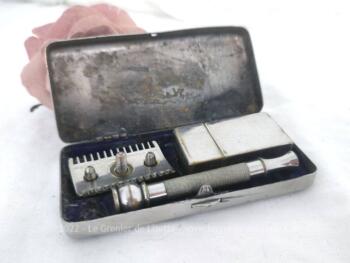 Voici un ancien coffret de voyage pour un rasoir à main de la marque Gillette comprenant un rasoir en 2 parties et un étui pour lames de rasoirs.