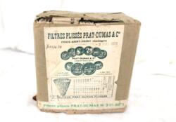 Ancien paquet en papier contenant d'anciens filtres plissés Prat-Dumas n°3 avec date de réception du 9 mai 1966.