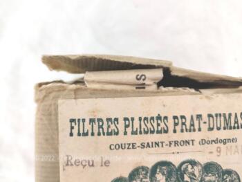 Ancien paquet en papier contenant d'anciens filtres plissés Prat-Dumas n°3 avec date de réception du 9 mai 1966.