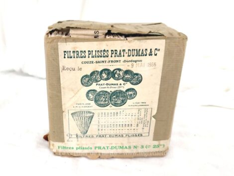 Ancien paquet en papier contenant d'anciens filtres plissés Prat-Dumas n°3 avec date de réception du 9 mai 1966.