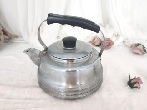 Superbe et décorative, voici une bouilloire vintage avec une forme originale en aluminium déjà prête pour faire bouillir votre eau et préparer tranquillement votre thé.