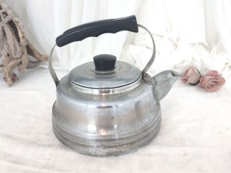 Superbe et décorative, voici une bouilloire vintage avec une forme originale en aluminium déjà prête pour faire bouillir votre eau et préparer tranquillement votre thé.