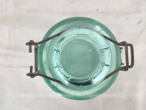 Ancien et beau bocal à stériliser format 250 g de la marque L'Idéale Brevetée en verre vert clair avec son couvercle au système de fermeture métallique original.