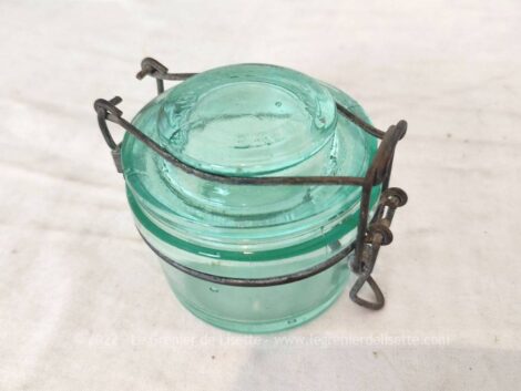 Ancien et beau bocal à stériliser format 250 g de la marque L'Idéale Brevetée en verre vert clair avec son couvercle au système de fermeture métallique original.