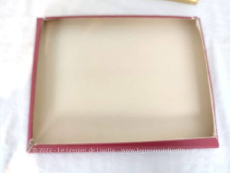 Voici une ancienne boite à chocolat en carton de 31 x 24 x 4.5 cm dont le couvercle est habillé de papier épais représentant une superbe imitation de tissus. Vintage !