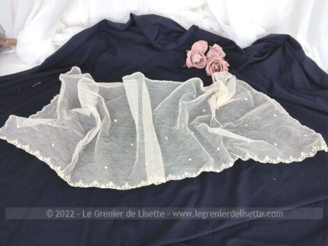 Voici une ancienne boite "Parure de Mariée" avec à l'intérieur ses accessoires composé d'un voile et d'une paire de gants. Pour une déco très tendance et romantique !