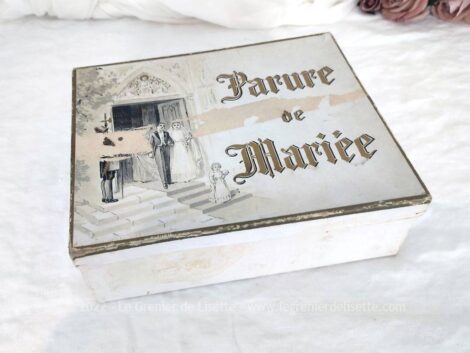 Voici une ancienne boite "Parure de Mariée" avec à l'intérieur ses accessoires composé d'un voile et d'une paire de gants. Pour une déco très tendance et romantique !