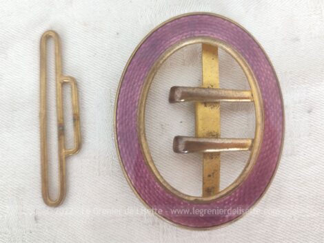 Voici une belle boucle de ceinture vintage émaillée en vieux rose et composée de deux parties pour créer une ceinture à votre image.