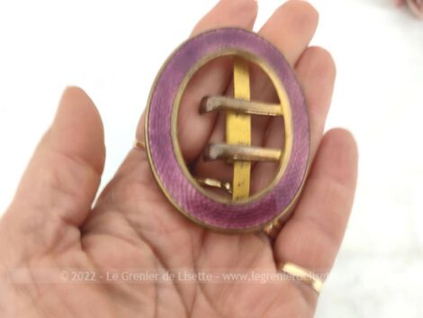 Voici une belle boucle de ceinture vintage émaillée en vieux rose et composée de deux parties pour créer une ceinture à votre image.