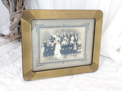 Sur 30.5 x 25 cm, voici un ancien cadre laiton tendance Art Déco avec vieille photo de mariage datant des années 20. Pièce unique.